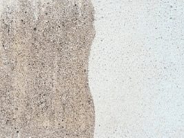 Beton- und Steinfassaden Vorher Nachher Bild einer Betonfassade die zur hälfte gereinigt ist